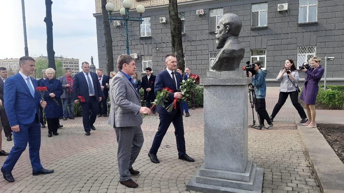 Народные избранники Орла и области возложили цветы к бюсту Председателя Первой Госдумы