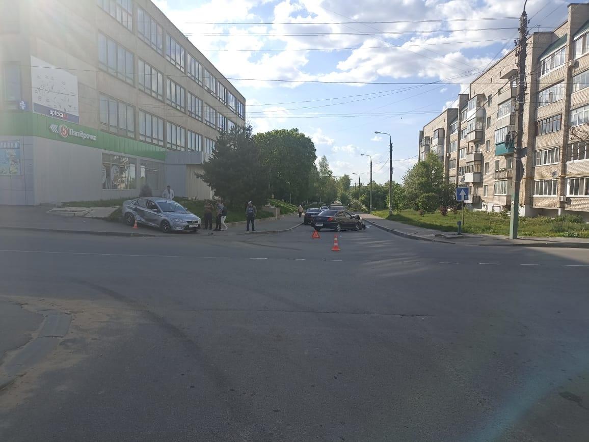 Водители во Мценске не поделили дорогу, пострадали два пешехода