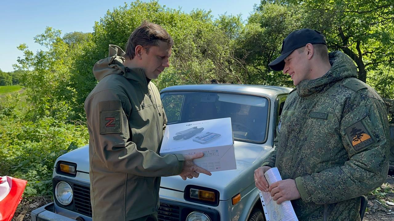 Орловский губернатор доставил танкистам в Белгородскую область автомобиль и гуманитарный груз