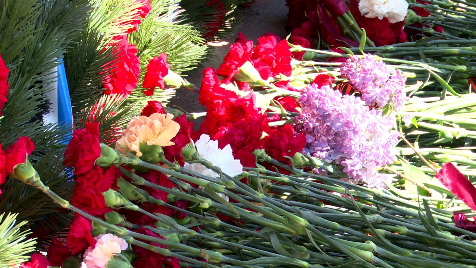 Орловчане возложили цветы и гирлянду Славы к стеле «Орел - город воинской славы» 