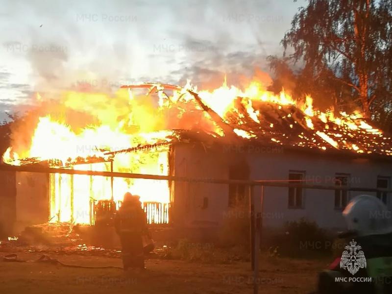 Неосторожность при курении могла привести к пожару, в котором сгорел дом в Орловской области