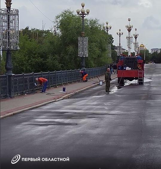 80 кг краски уйдет на ограждения Александровского моста в Орле