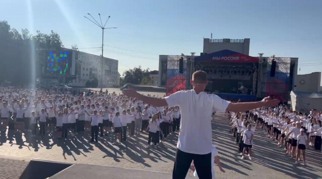 В центре Орла на утреннюю зарядку собрались 1300 человек