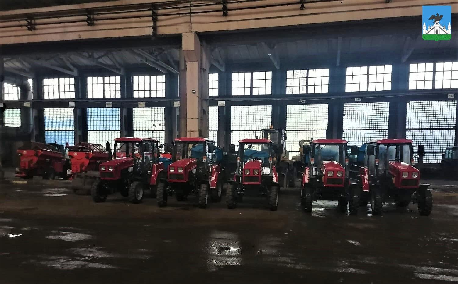 Орловская «Спецавтобаза» получила пять новых тракторов