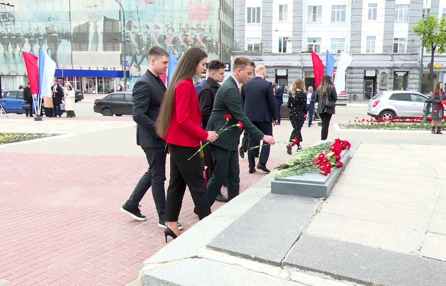 Молодежь со всей России возложила цветы к вечному огню в Орле