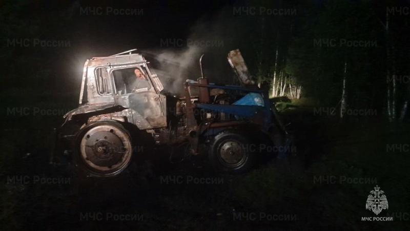 В Хотынецком районе ночью сгорел трактор