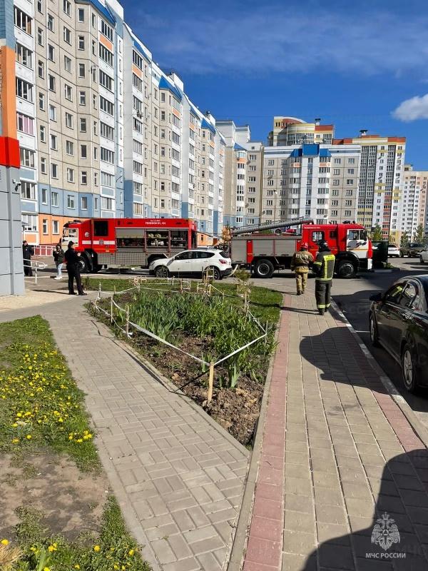 Орловские пожарные спасли из огня мужчину и девочку-подростка