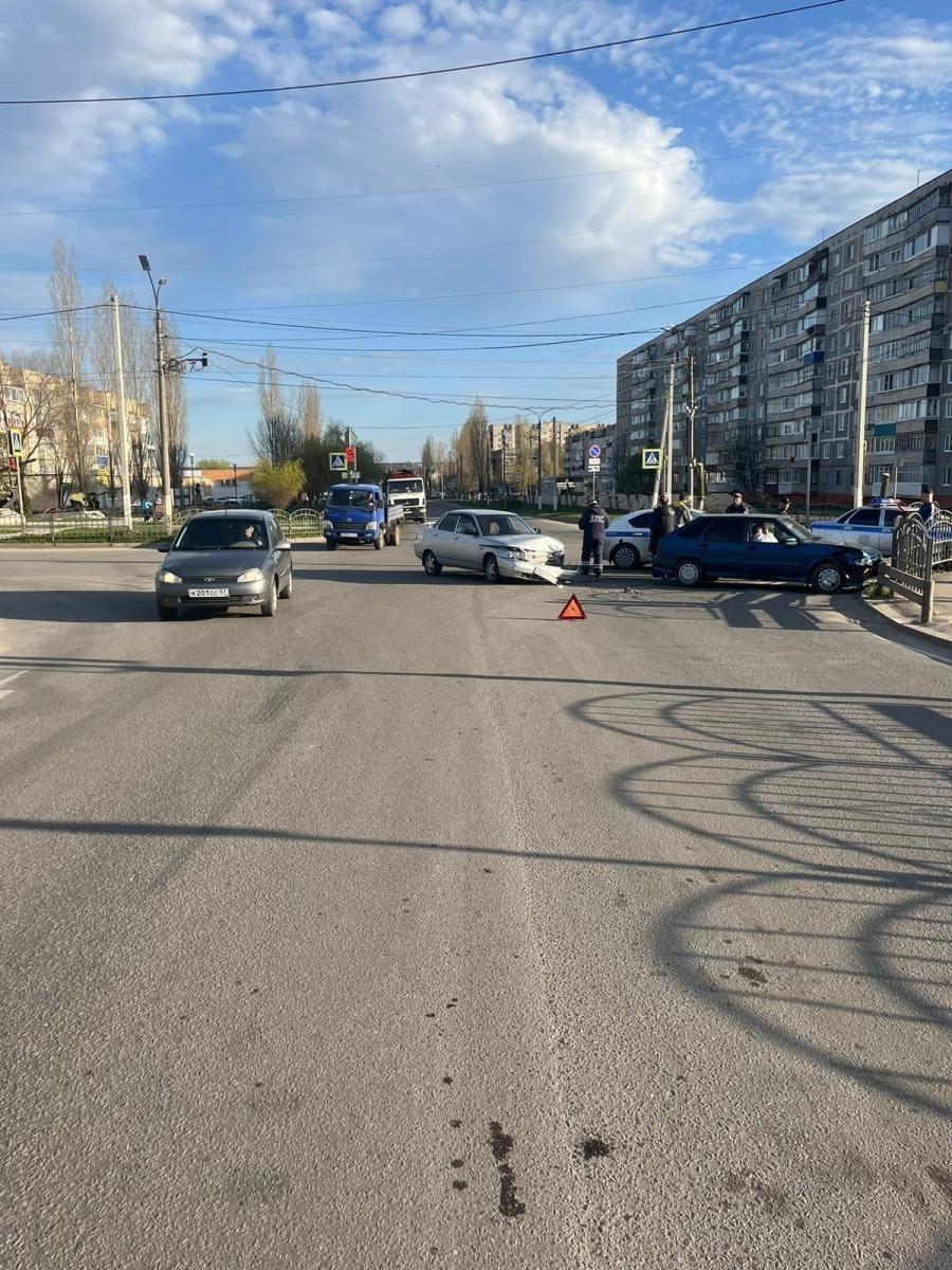 ДТП под зеленый свет: две автоледи в Ливнах не поделили дорогу