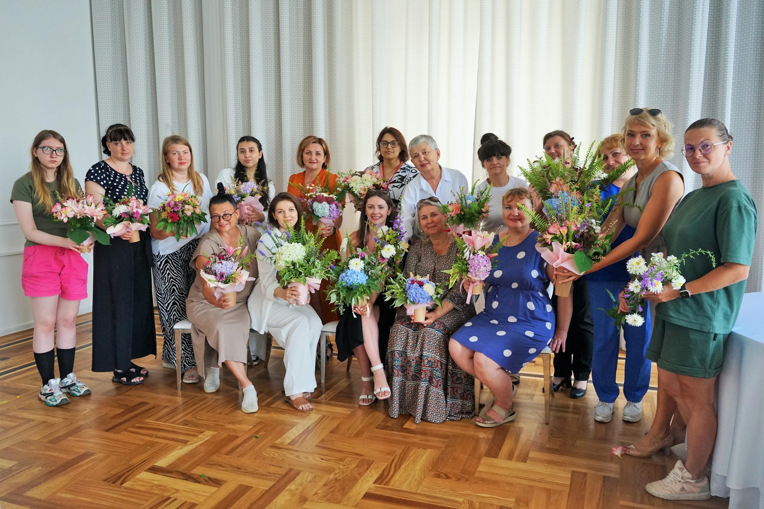 В Орле 16 жен и матерей участников СВО создавали цветочное настроение