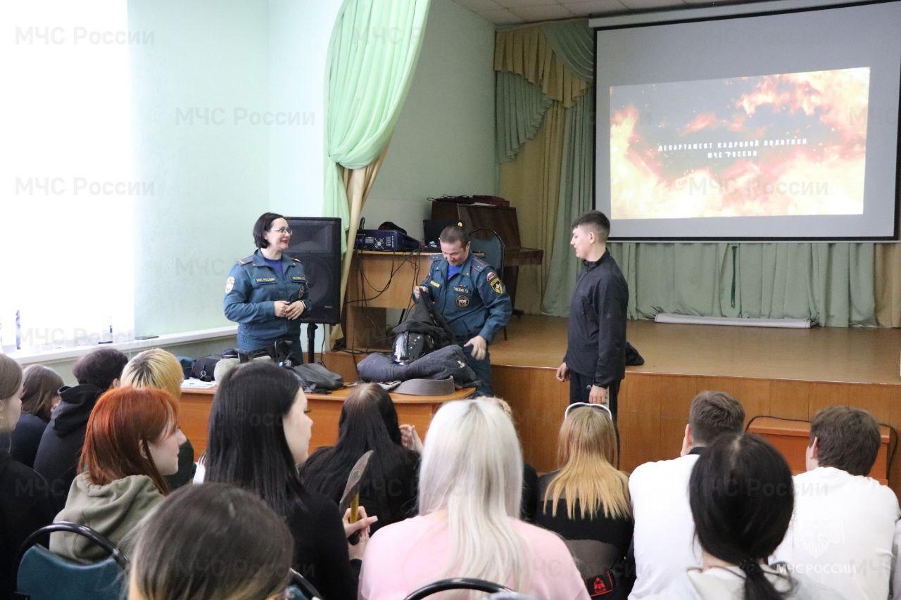 Орловские пожарные напомнили студентам правила безопасности
