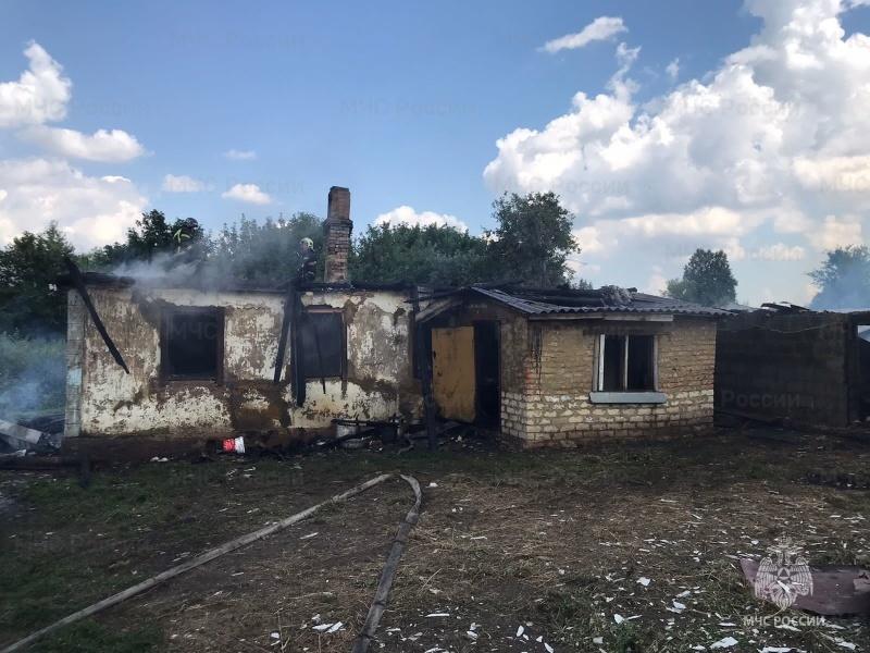 В Орловском округе из загоревшегося дома вынесли 2 газовых баллона
