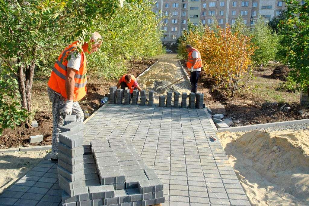 Вакансии благоустройство. Работы по благоустройству. Стройка благоустройство. Работы по благоустройству территории. Благоустройство строительной площадки.