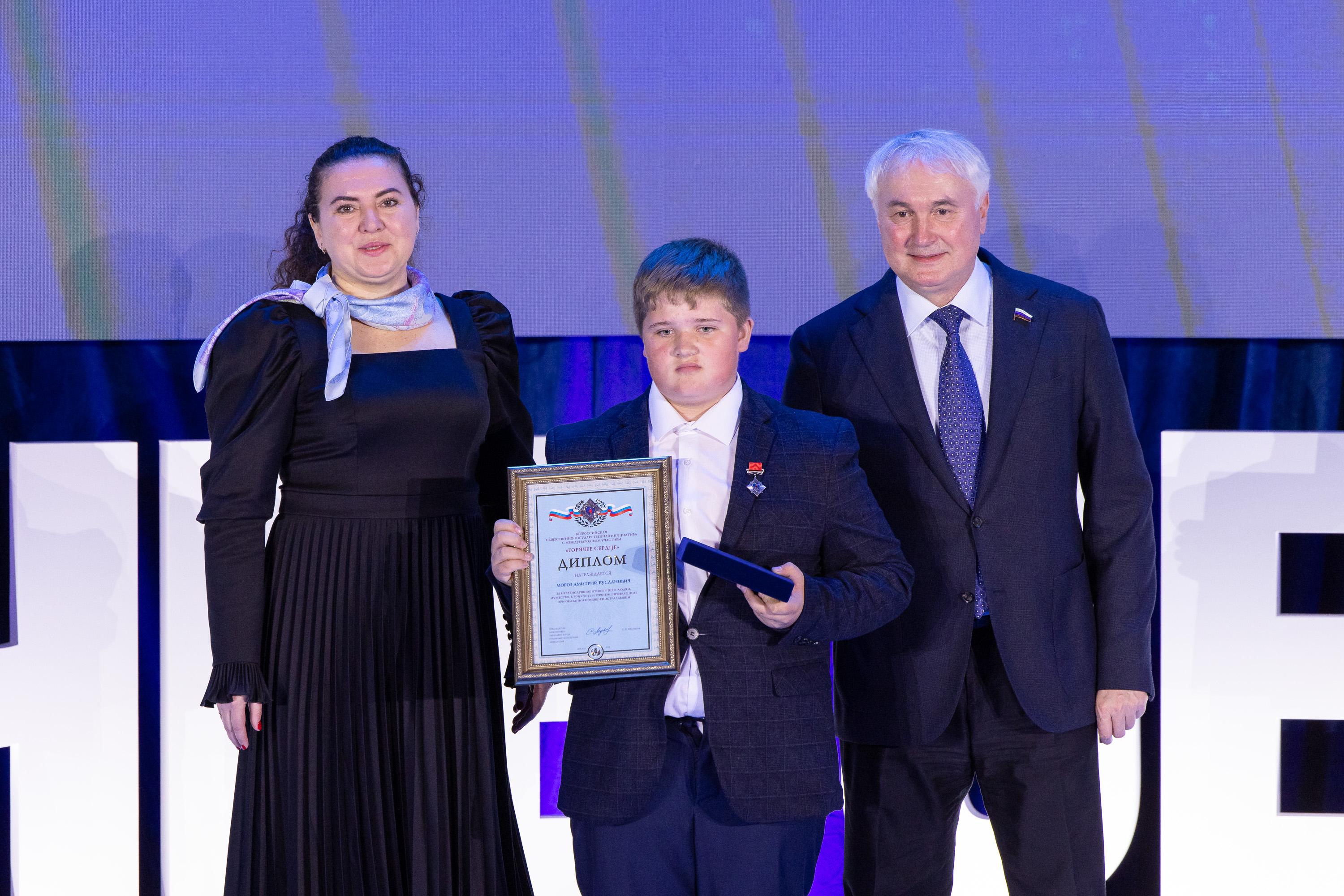 Школьника из Орловской области в Москве наградили знаком «Горячее сердце»