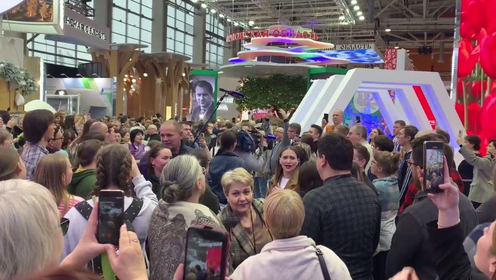 Посетители выставки «Россия» возле экспозиции Орловской области спели песню «Катюша»