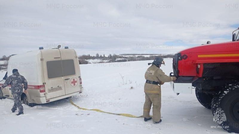 В одну из деревень Залегощенского района к пациенту приехали Скорая и пожарный автомобиль