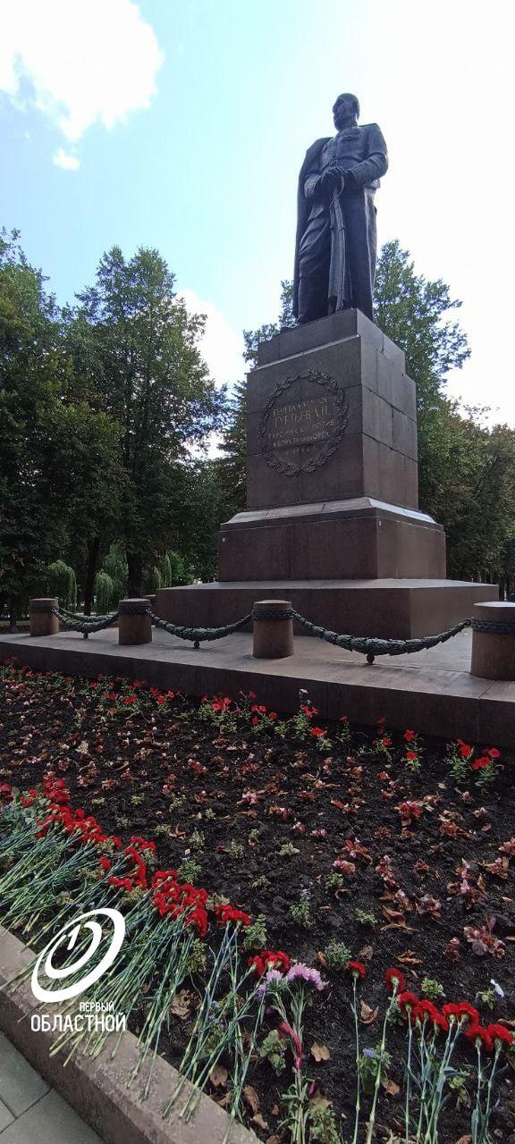 В обновленном сквере Гуртьева в Орле прошел торжественный митинг