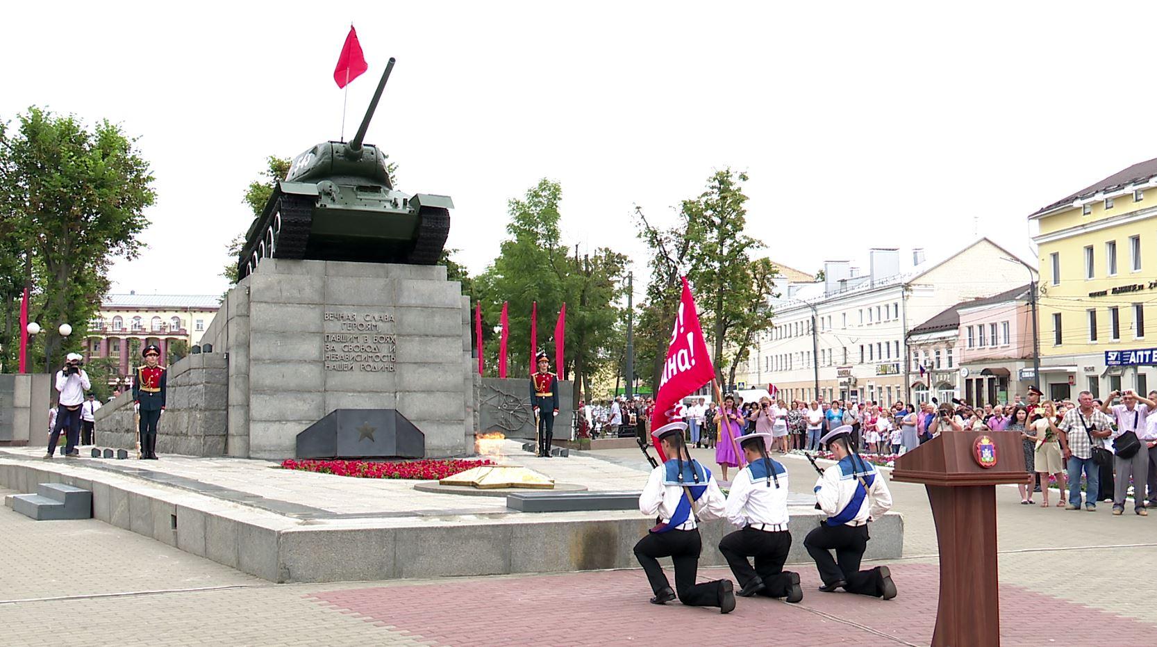 Над легендарным зданием на площади Мира  в Орле вновь взметнулось Знамя Победы