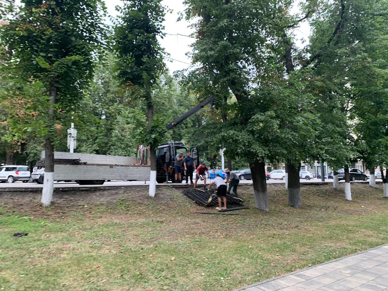 В Городском парке Орла убирают забор