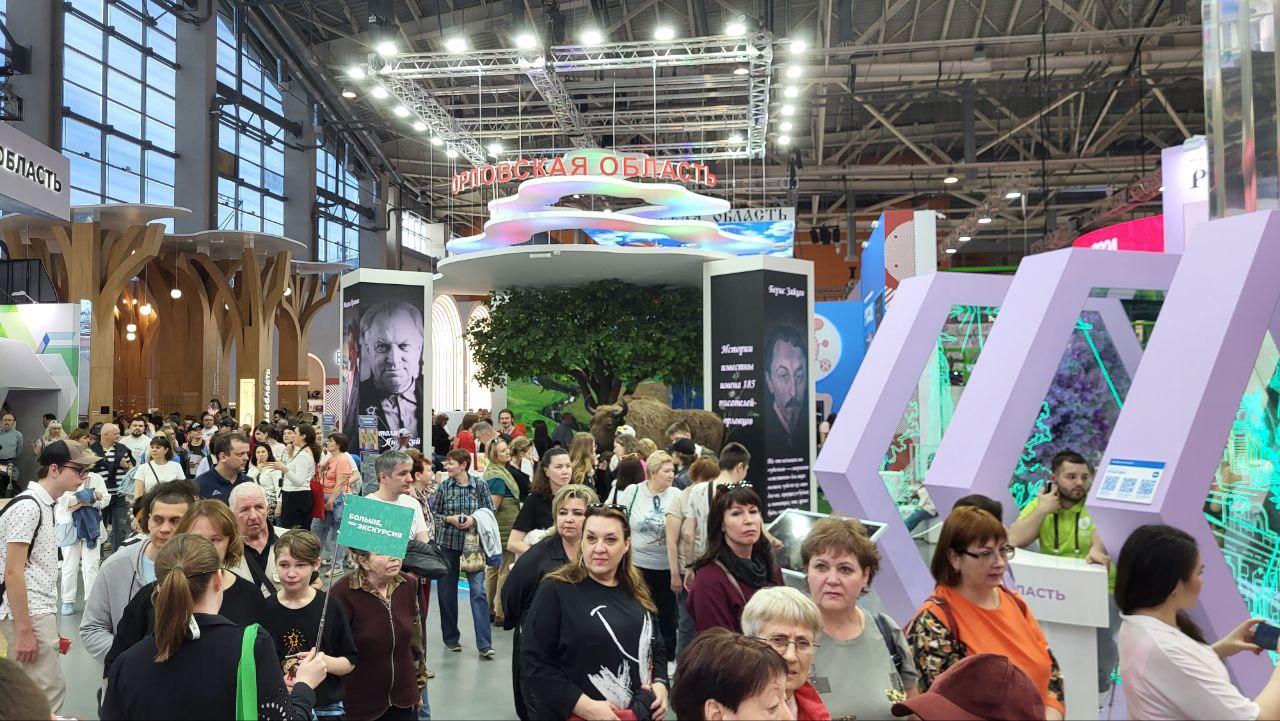 Орловские профсоюзы рассказывают о своей работе посетителям выставки "Россия"
