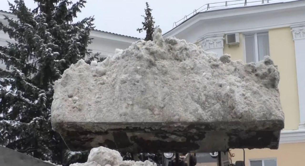 Больше 500 единиц техники устраняют последствия снегопада на Орловщине