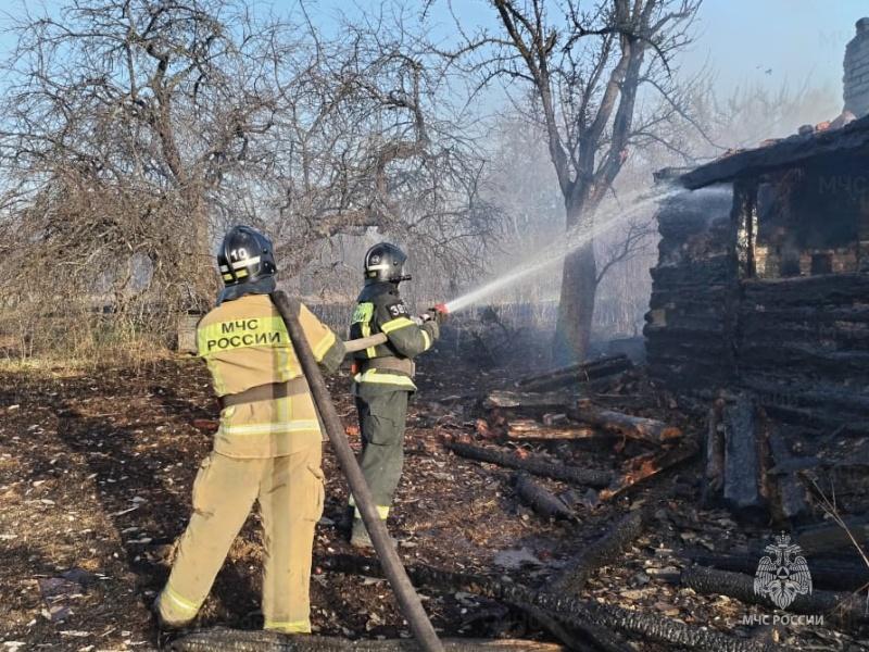 Из-за сжигания сухой травы в Орловской области сгорело несколько нежилых домов