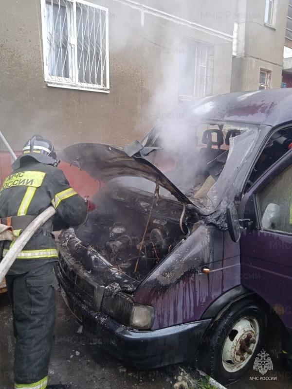 Температура загорания: два автомобиля тушили орловские пожарные за минувшие сутки