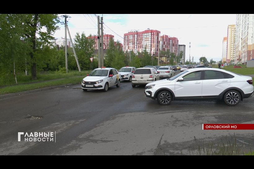 Жители Болховского микрорайона просят решить проблему с единственной разбитой дорогой