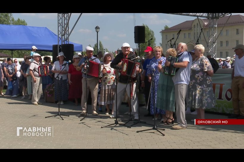В Вятском Посаде растянули меха сто гармонистов со всей России