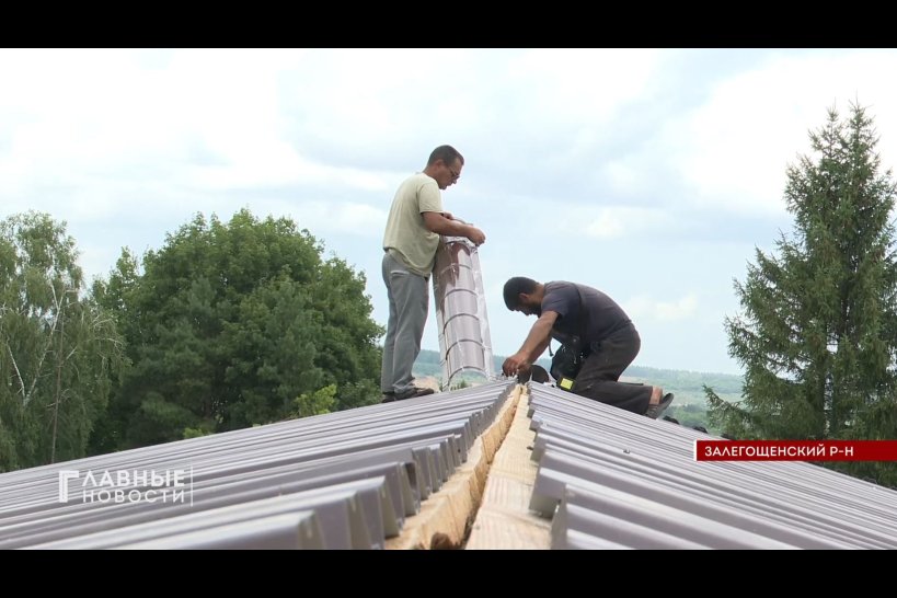 На крыше здания лечебного корпуса Залегощенской ЦРБ завершаются ремонтные работы