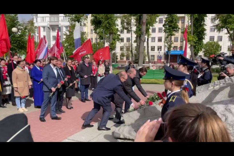 Лидер КПРФ Геннадий Зюганов возложил цветы в сквере Танкистов в Орле