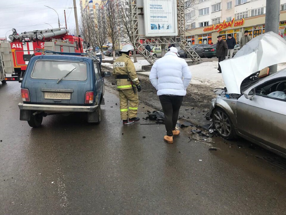 Комсомольская правда происшествия. Авария на Комсомольской Орел. ДТП Орел вчера ул Комсомольская. Авария в Орле вчера на Комсомольской улице.